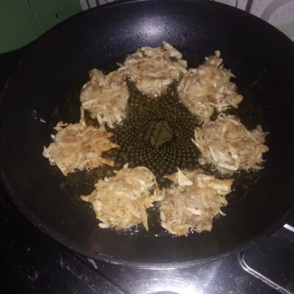 Ambil satu sendok goreng talas sampai matang garing dan siap disajikan.