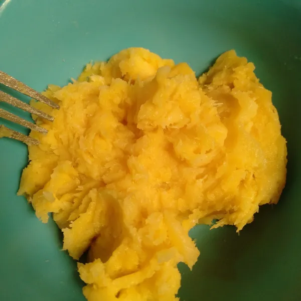 Buang sumbu tape singkong. Kemudian haluskan tape singkong.