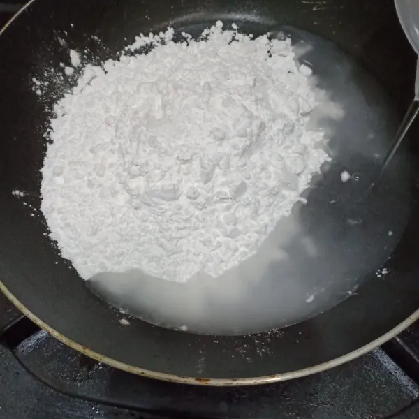 Tuang tepung beras, tepung sagu, minyak dan air panas dalam teflon anti lengket, masak hingga mengental, angkat.