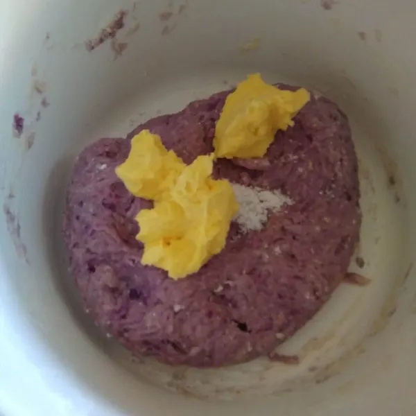 Uleni setengah kalis lalu tambahkan margarine dan garam. uleni hingga benar-benar kalis.