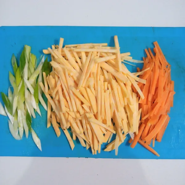 Siapkan wortel, ubi dan daun bawang.