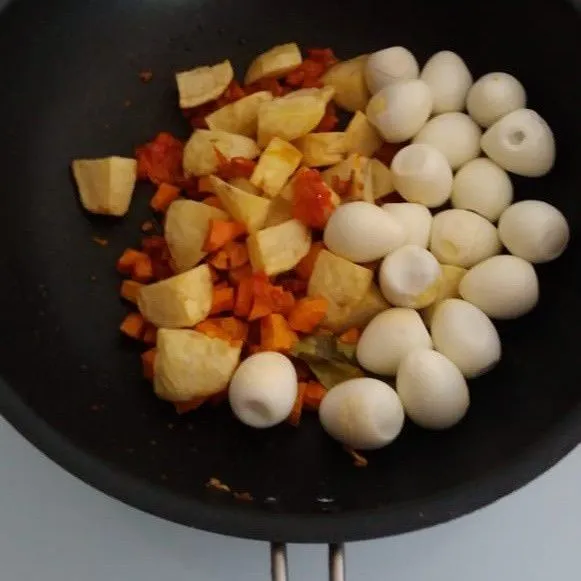 Terakhir masukkan kentang dan wortel yang sudah digoreng beserta telur puyuh rebusnya.