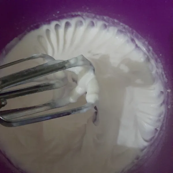 Mixer whipped cream bubuk dengan air es cukup hingga mengental, jangan terlalu kaku.