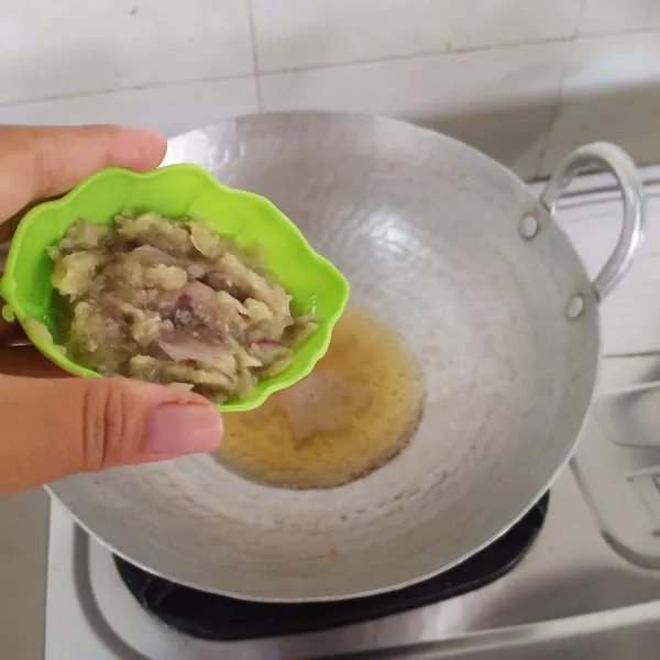 Tumis bumbu yang sudah diuleg dengan 4 sdm minyak goreng.