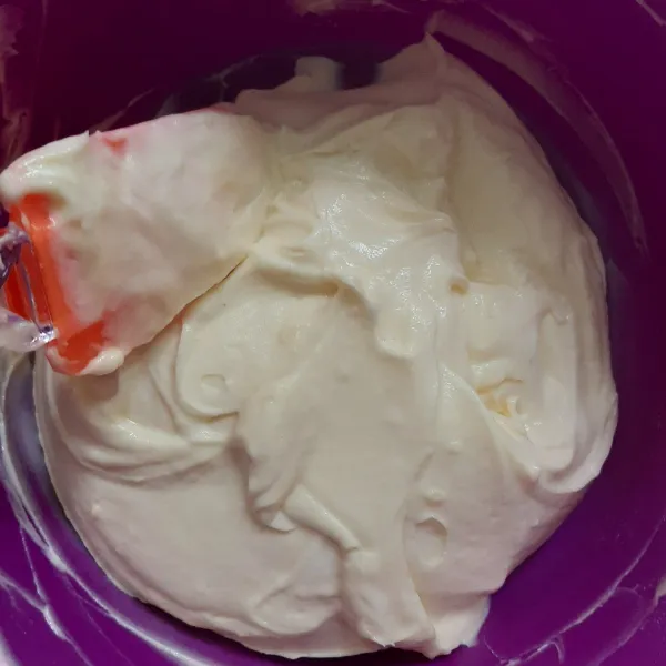 Diplomat cream siap digunakan untuk isian kue sus, eclair, atau sebagai topping cake😍