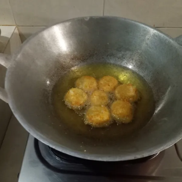 Goreng nugget ubi dengan minyak yang banyak dan api yang kecil sampai berwarna kecoklatan.