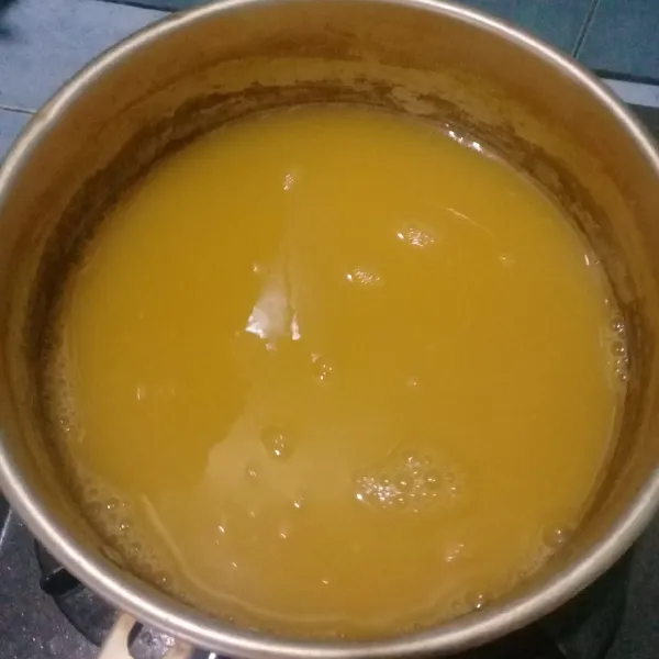 Campurkan semua bahan puding telor kuning. Rebus sampai mendidih sambil diaduk rata. Tes rasa. Matikan kompor.