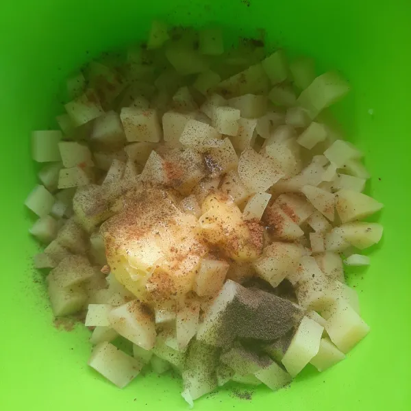 Haluskan kentang yang sudah empuk bersama butter, pala bubuk, lada, dan garam.