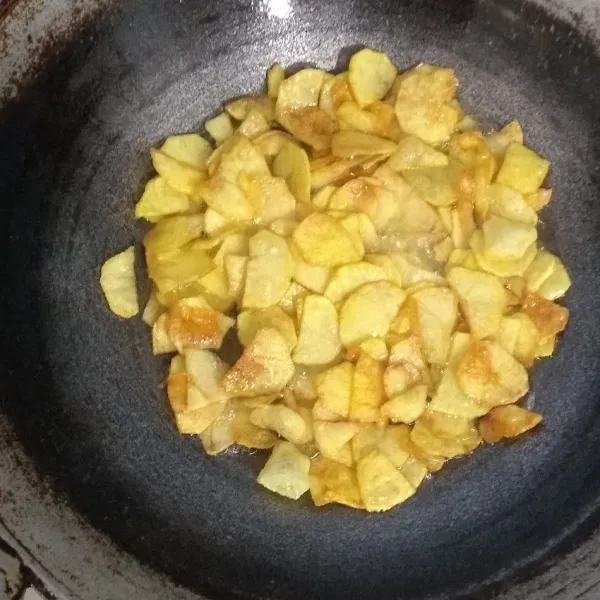 Panaskan minyak goreng kentang hingga masak.