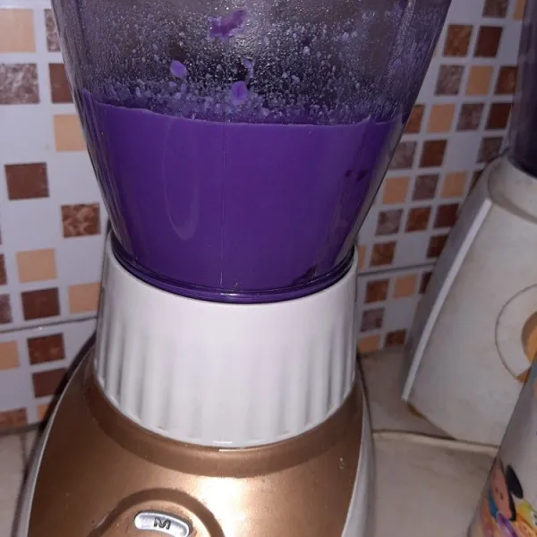 Blender ubi ungu dan santan sampai lembut