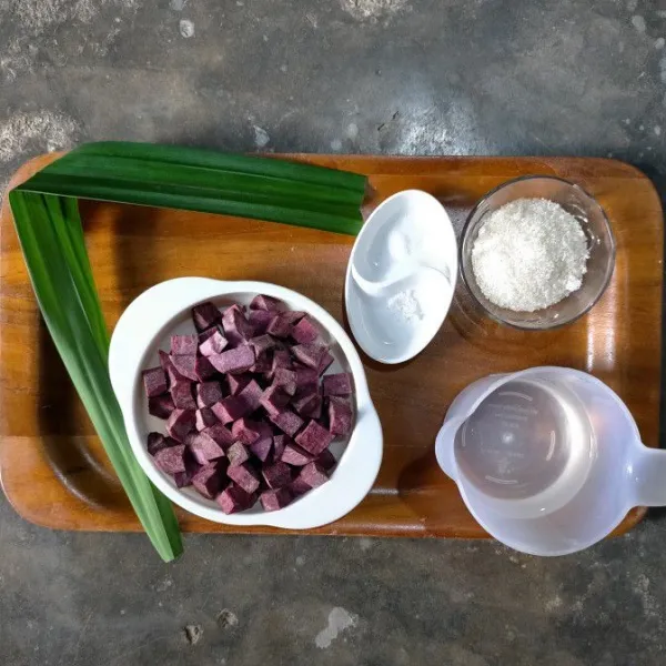 Siapkan bahan untuk membuat ubi ungu rebus.