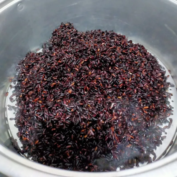 Panaskan air pada kukusan, setelah mendidih masukkan ketan dan masak selama 10 menit