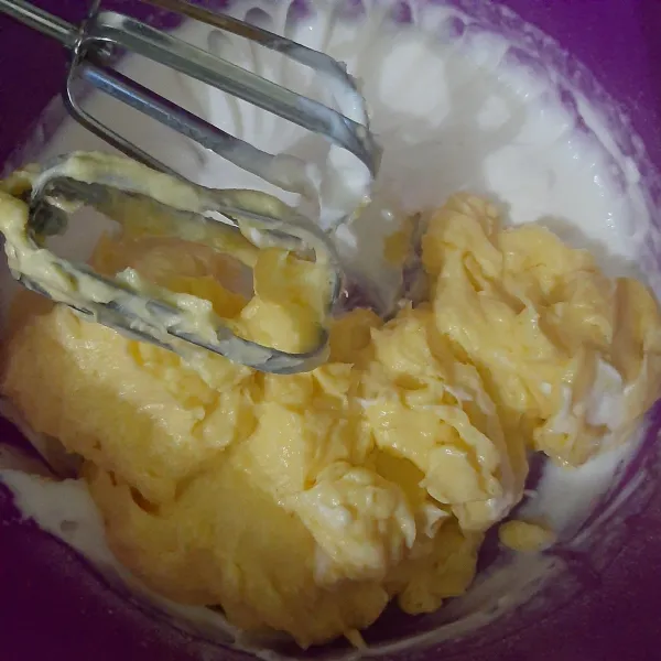 Masukkan campuran custard cream pada step 8 ke dalam sisa adonan whipped cream, mixer dengan kecepatan rendah hingga tercampur rata.