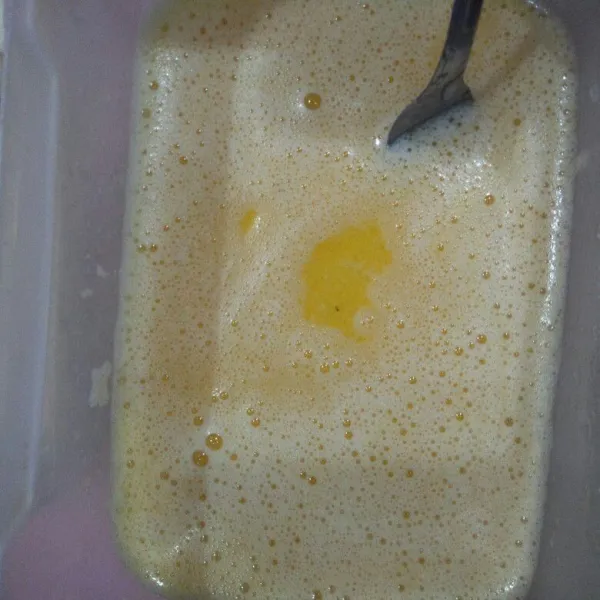 Masukkan cairan susu butter, ke wadah kocokan telur. Aduk rata menggunakan whisk, sisihkan.