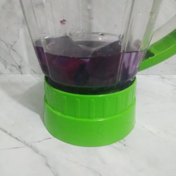 Kukus ubi ungu hingga matang, lalu blender dengen 200 ml air.