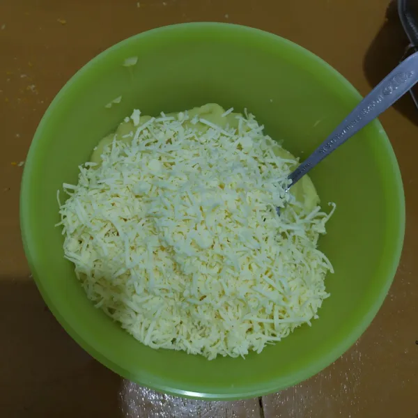 Campurkan kentang yang sudah dihaluskan dengan keju parut dan sedikit garam. Aduk rata sampai bisa dipulung.