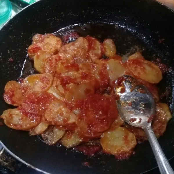 Masukkan kentang, aduk rata masak sebentar. Sajikan.