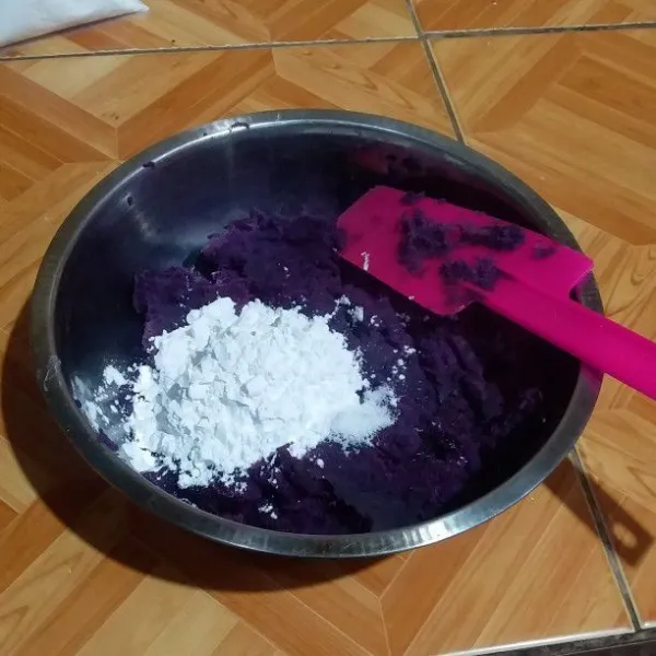 Kemudian tambahkan tepung kanji,garam dan vanili lalu aduk rata.