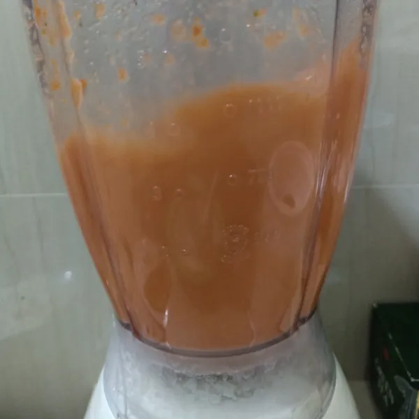 Kemudian blender semua bahan sampai halus, kemudian saring.