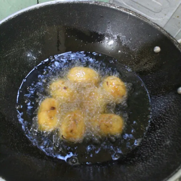 Goreng hingga matang, angkat sajikan.