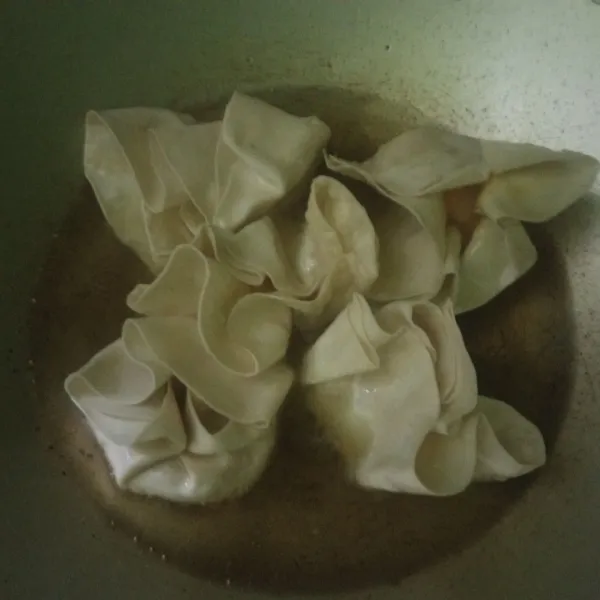 goreng pangsit hingga kecoklatan atau sampai matang.