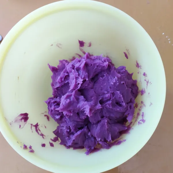 Cuci bersih ubi ungu, lalu kukus dan selagi masih panas tumbuk sampai halus.