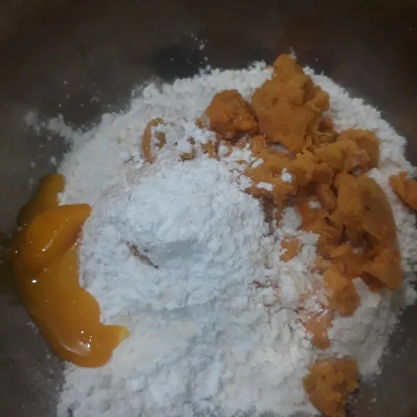 Campurkan semua bahan kering, ubi yang telah dihaluskan dan kuning telur, kemudian uleni dengan tangan sambil masukan susu cair dan margarin sedikit demi sedikit.