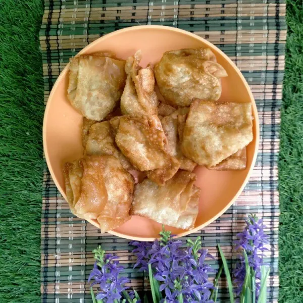 Letakkan di piring. Pangsit goreng siap disajikan