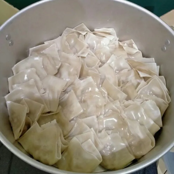 Kukus pangsit selama 15 menit dengan api sedang