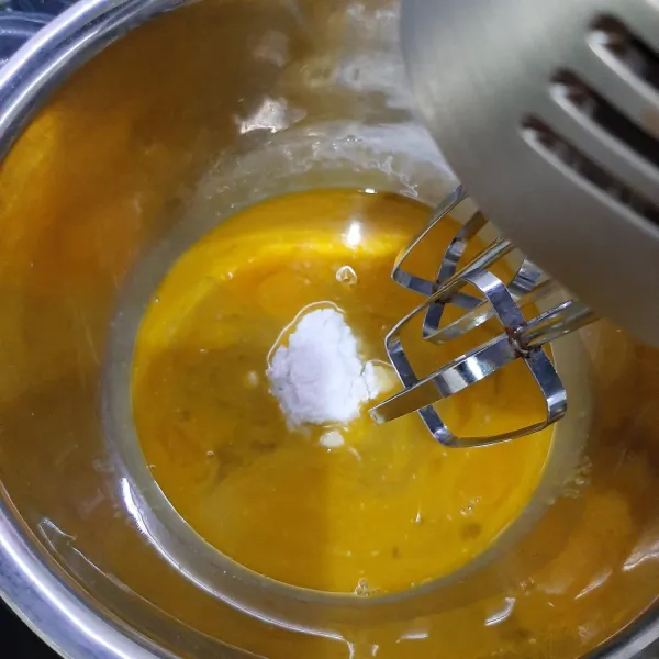 Kocok telur dan gula halus hingga mengembang.
