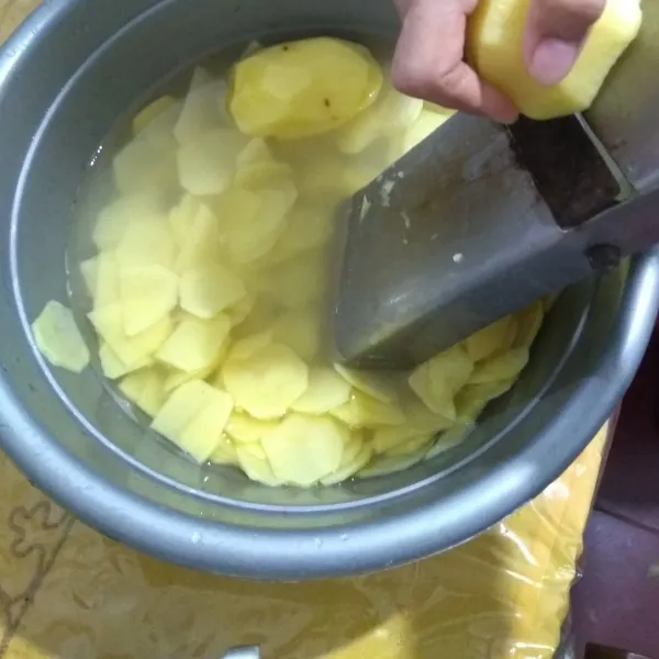 Kupas kentang, parut dan cuci bersih.