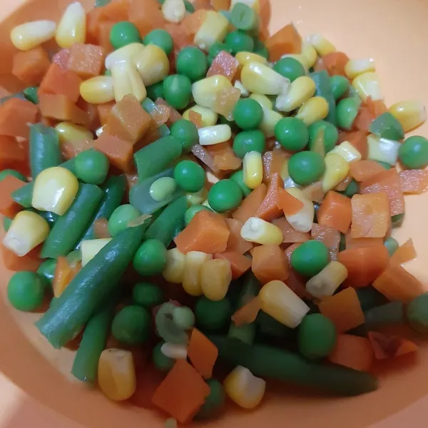 rebus sayuran beku mix hingga lunak, tiriskan.