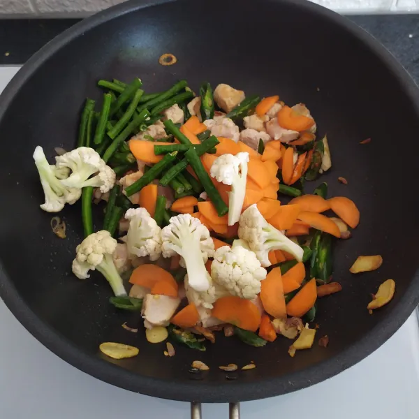 Setelah ayam layu, masukan sayur2anya (wortel,kacang panjang dan kol).