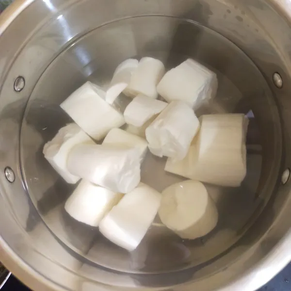 Siapkan panci berisi air bersih, kemudian masukkan singkong dan tambahkan sedikit garam.