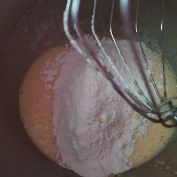 Masukkan tepung terigu, mixer lagi hingga tercampur rata