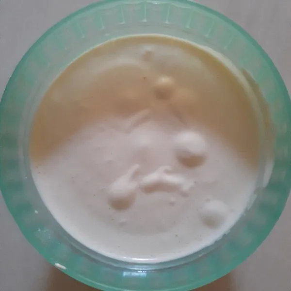 Dalam wadah, mixer dengan kecepatan tinggi telur dan gula pasir sampai putih mengembang.