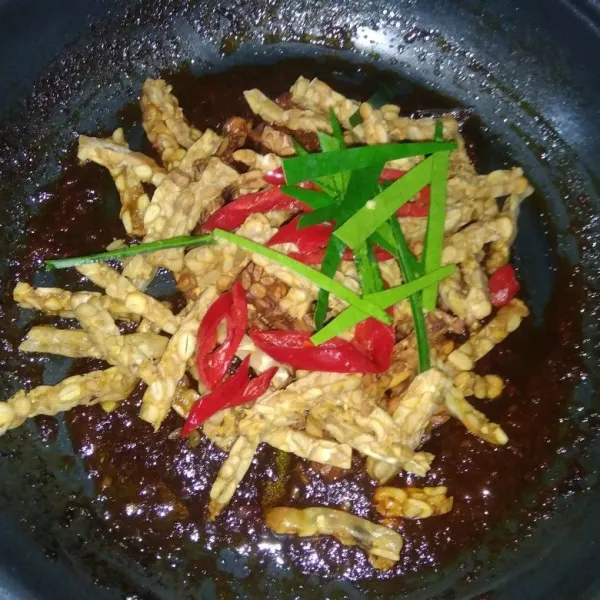 Masukkan tempe goreng, cabai merah dan irisan daun jeruk. Aduk hingga rata dan dinginkan.