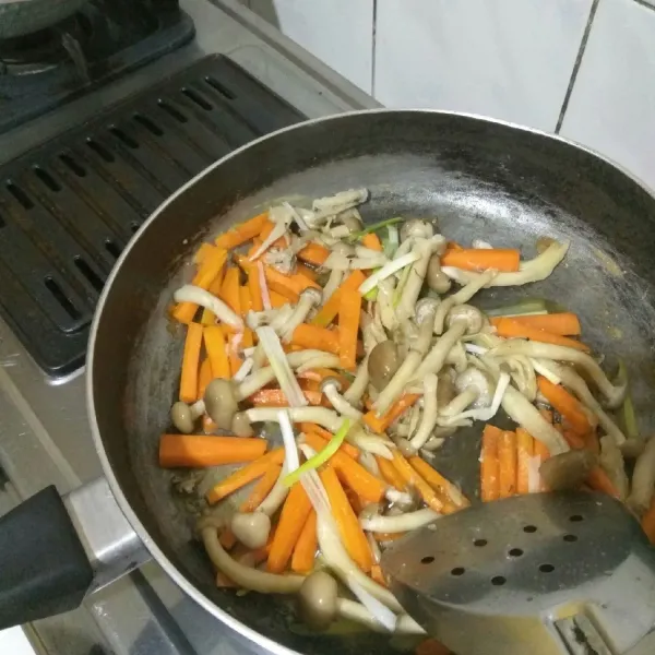 Potong wortel dan bawang daun memanjang. Kemudian tumis wortel, jamur, bawang daun dengan mentega dan sedikit garam dan gula. Tumis hingga matang.