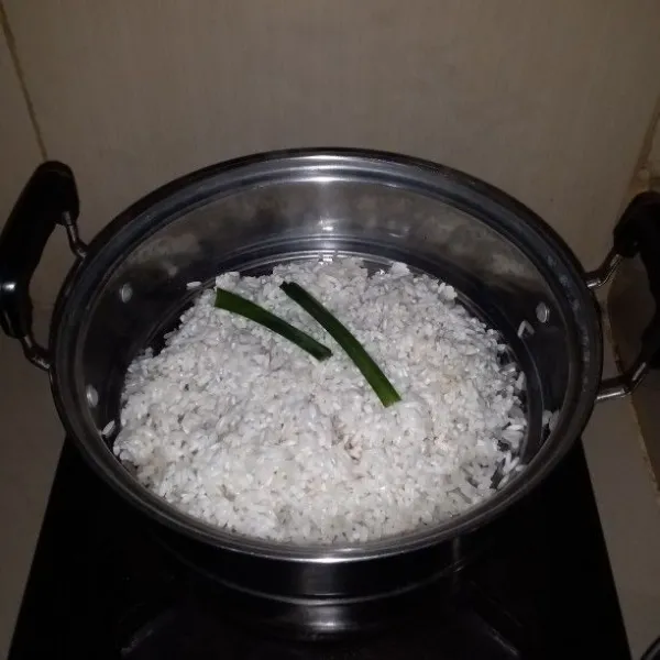 Panaskan kukusan. Setelah air mendidih, masukkan beras ketan dan daun pandan. Kukus selama 15 menit. Setelah matang pindahkan ke wadah.