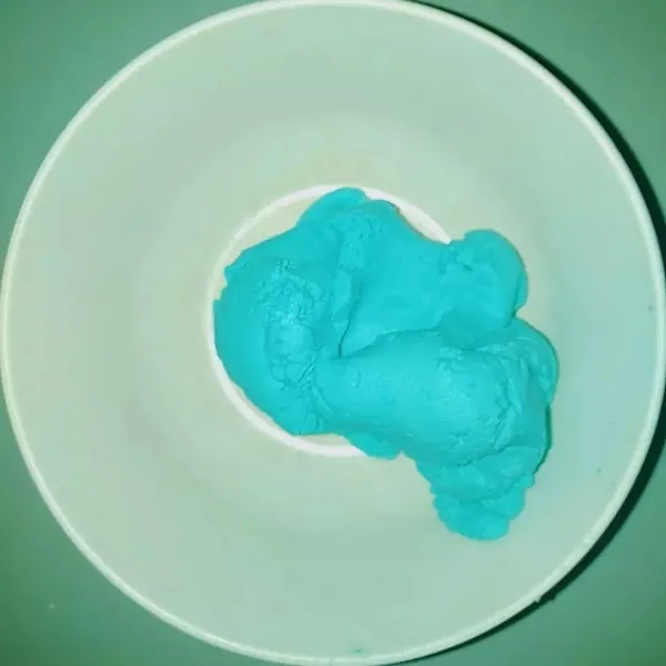 Membuat adonan warna biru: masukan tepung ketan lalu tambahkan sedikit garam dan pewarna makanan (warna biru) beri sedikit air, lalu aduk sampai kalis.