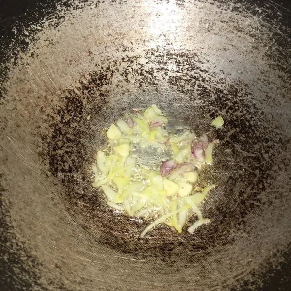 Panaskan minyak di atas penggorengan, tumis bawang merah, bawang putih, bawang bombay hingga harum.