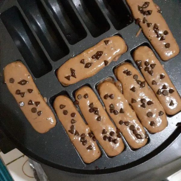 Beri topping chocochip atau sesuai selera.