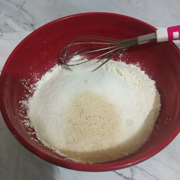 Campurkan tepung beras, tepung terigu, gula pasir, dan fermipan. Aduk dengan whisk selama 5 menit.