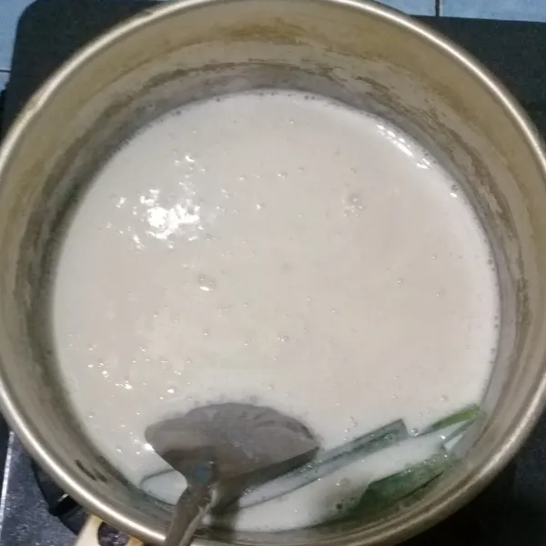 Campurkan bahan puding putih telor dan masak sampai mendidih sambil diaduk rata. Tes rasa. Matikan kompor.