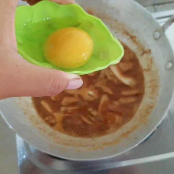 Kemudian masukkan telur.