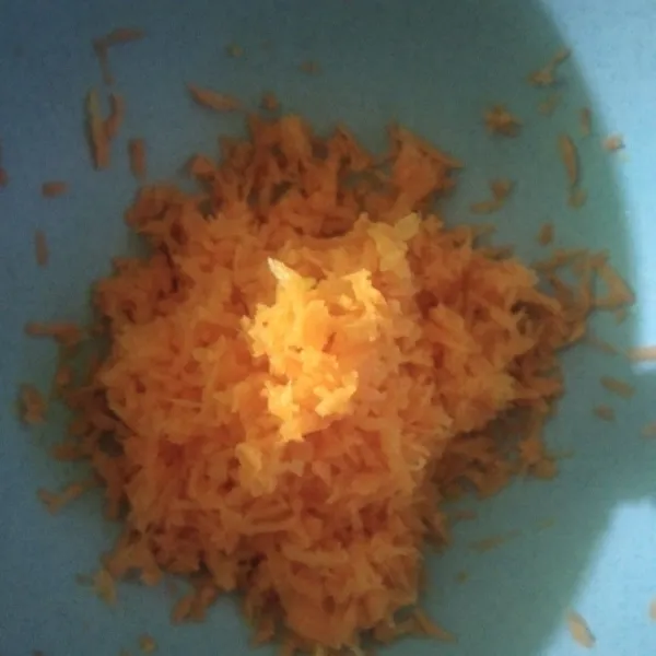 parut wortel, aku pakai parutan keju.