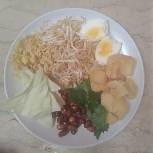 Rebus mie kuning dan telur siapkan juga bahan pelengkap lainnya.