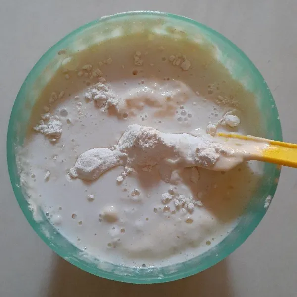 Masukkan campurang tepung, ragi, kentang halus dan santan secara bergantian sedikit demi sedikit. Aduk merata.