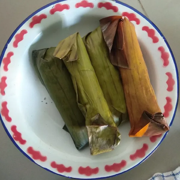 Setelah matang daun pisang terlihat layu, lemet singkong ini lebih nikmat disantap dalam keadaan hangat, selamat mencoba