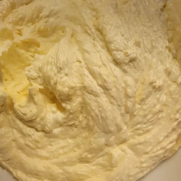 Cream cheese frosting : mixer cream cheese, butter dan gula halus atau kental manis sampai lembut. Oleskan di atas cake apabila cake sudah dingin.